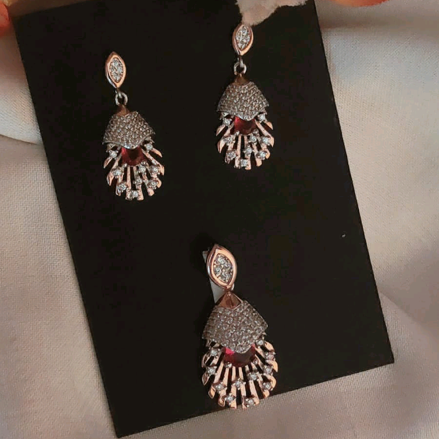 Beautiful Duel Tone Pendant Set 
